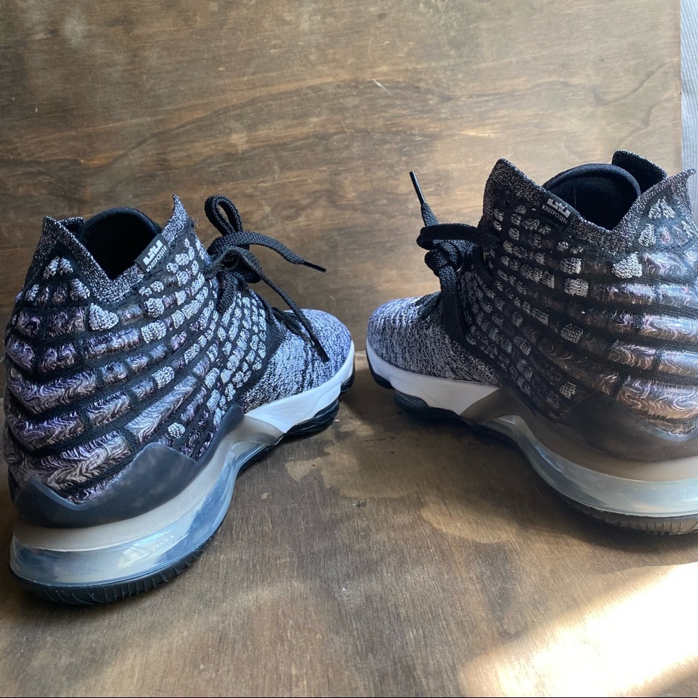 Lebron 17 - Picture 7 of 8